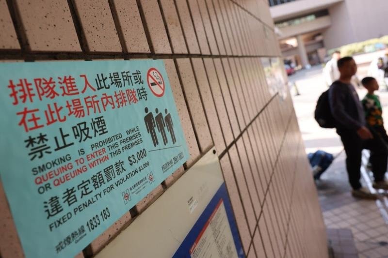 Hong Kong's new rules includes a ban on anyone smoking at designated boarding points for public transport when waiting in a queue of two or more people. (Photo: South China Morning Post)