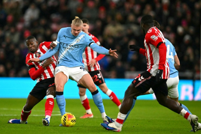 Man City charge stalls at Sunderland, Liverpool held by Leeds