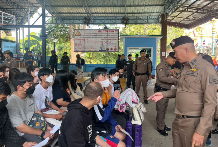 Cambodia repatriates 162 Thais detained in Siem Reap
