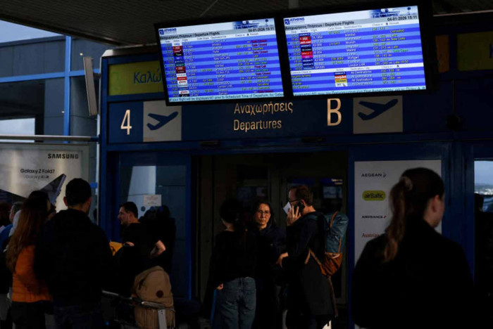 Some Greek flights resume after air traffic radio collapse