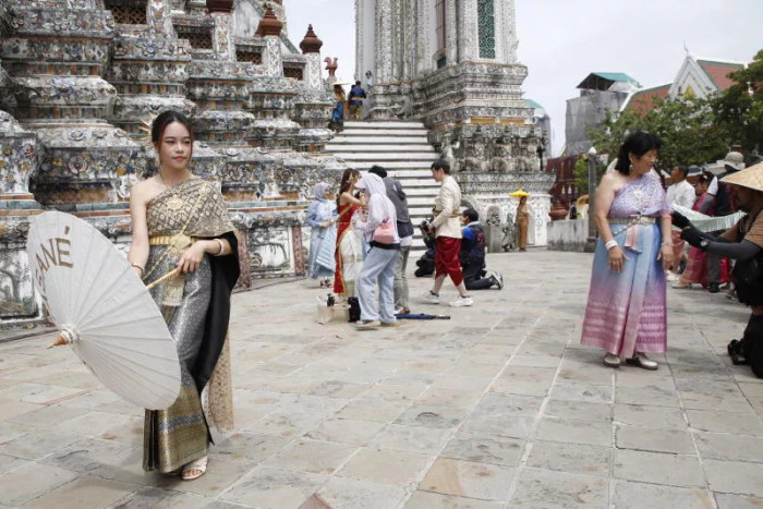 Rude photographers under fire at Wat Arun