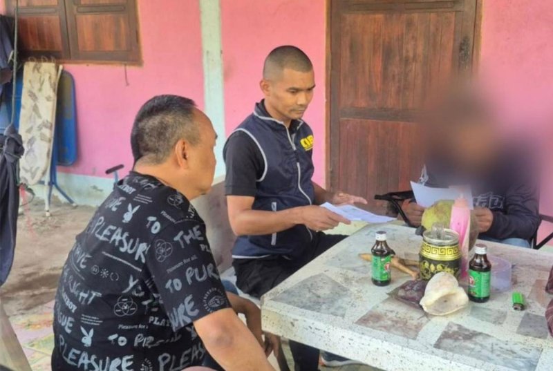 Bangkok Post - Man arrested for posing as police officer to dupe Thai ...