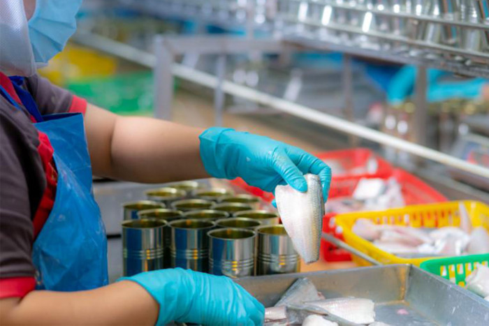 Industrial decline forcing Thais into service jobs