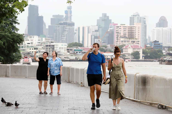 Tourists head to eastern provinces despite conflict