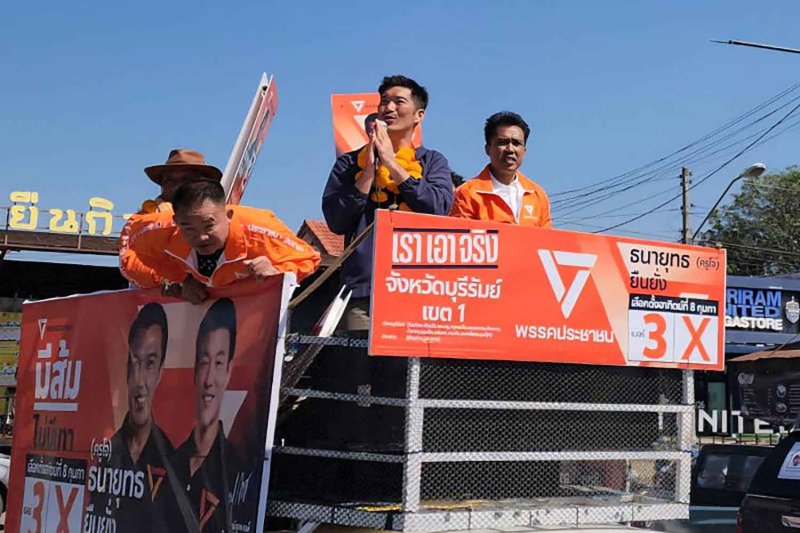 Progressive Movement chairman Thanathorn Juangroongruangkit assists a People’s Party candidate canvass for votes at a market in Nang Rong district of Buri Ram on Jan 8. Surachai Piragsa