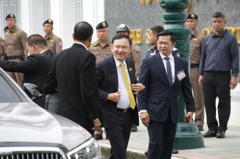 Thaksin Shinawatra, accompanied by his lawyer Winyat Chatmontree, arrives at the Supreme Court in Bangkok on Sept 9 last year, when he was ordered to actually serve his one-year prison sentence. He is still in jail. (Photo Pornprom Satrabhaya)