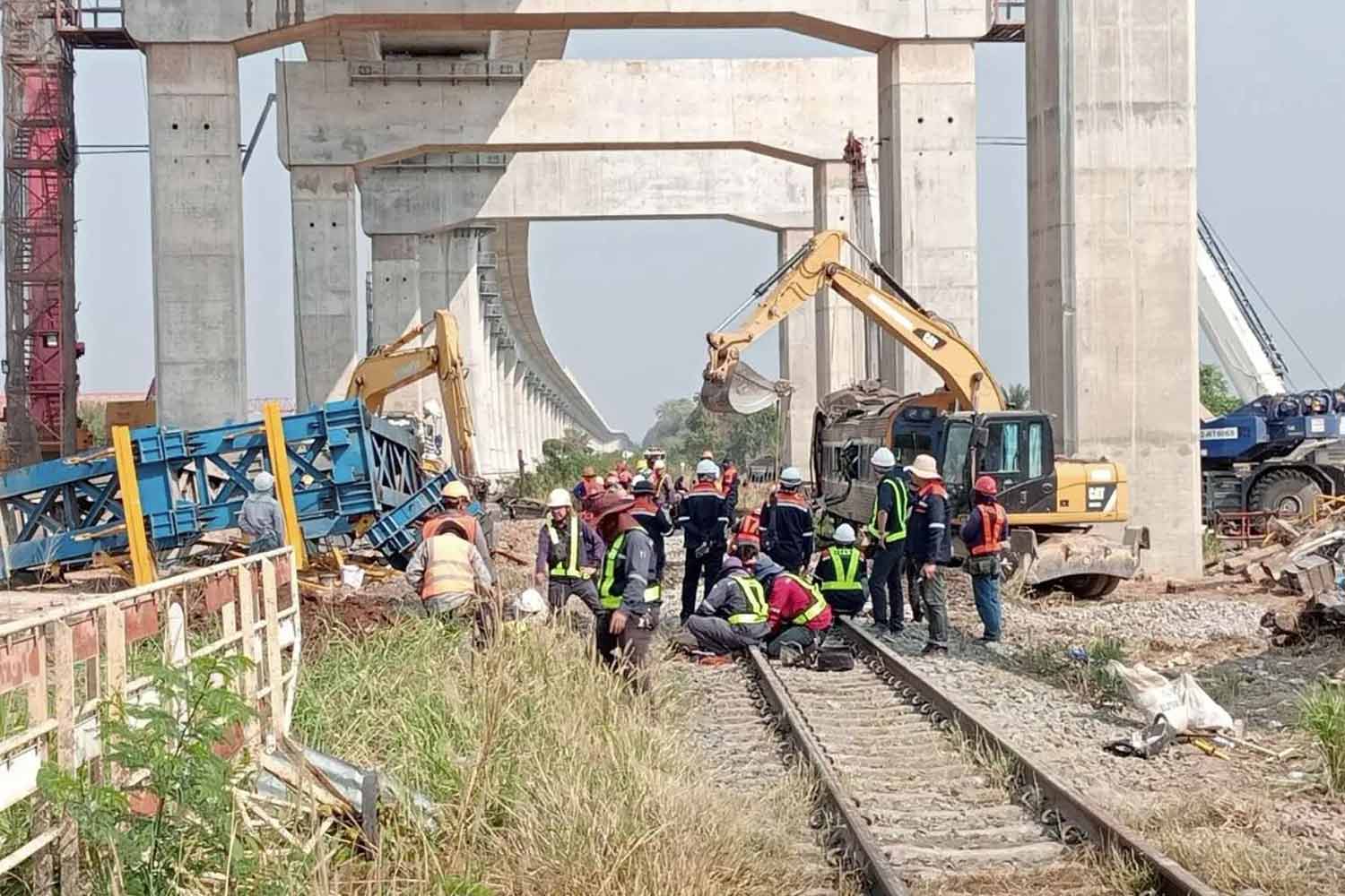 State railway workers repair damaged tracks in Nakhon Ratchasima on Tuesday. Prasit Tangprasert