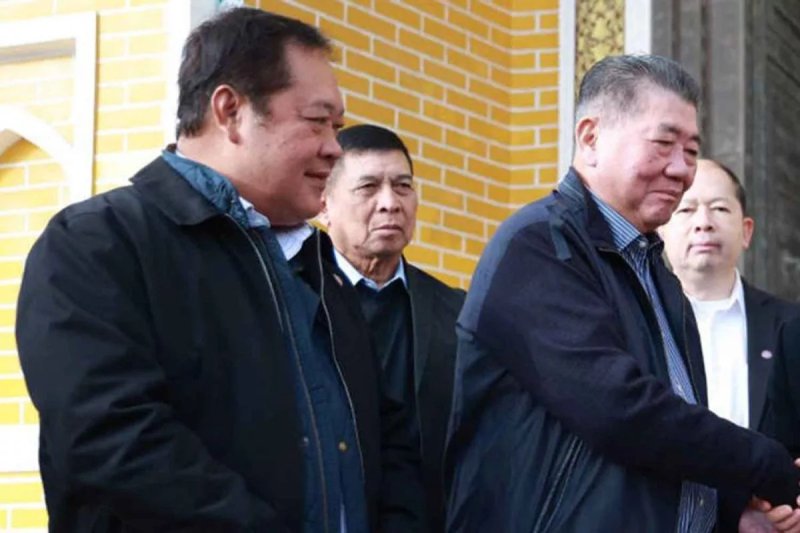 Former deputy PM Phumtham Wechayachai (right) and former justice minister Tawee Sodsong (left) have been cleared of overstepping their authority in connection with investigations into the 2024 Senate election. (File photo: Government House)