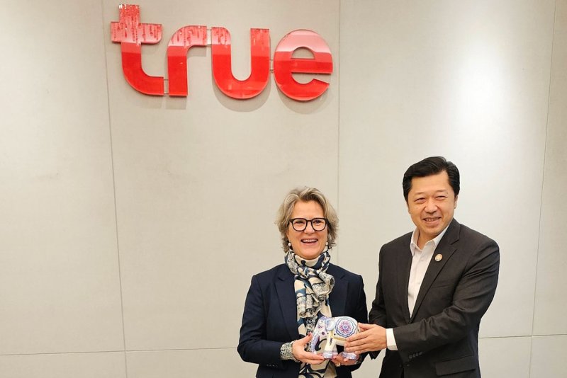 Telenor CEO Benedicte Schilbred Fasmer and True Corp chairman Suphachai Chearavanont announce an agreement under which Arise Digital Technology Co, owned by Mr Suphachai, will acquire the Norwegian company’s shares in True for about 123 billion baht.
