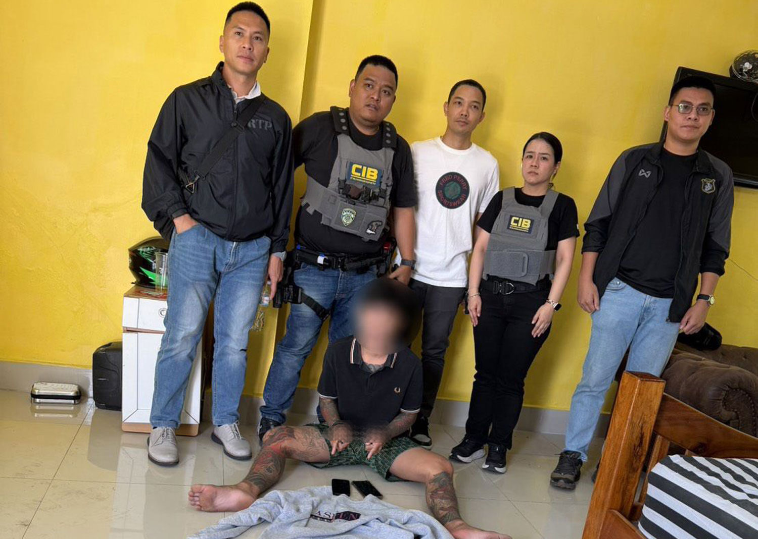 An alleged mull account gang leader is arrested during police raids on various locations in Muang district of Udon Thai. (Photo supplied/Wassayos Ngamkham)