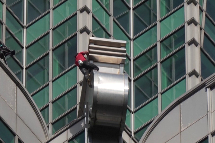US climber scales Taiwan's tallest building with no ropes