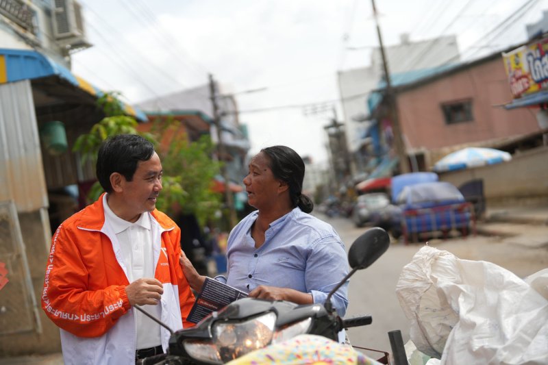 Dr Supat Hasuwannakit of the People's Party campaigns in Hat Yai district of Songkhla province on Jan 3. (Photo: Supat Hasuwannakit Facebook account)