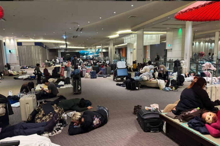 2,000 snowed-in travellers spend night at Hokkaido airport