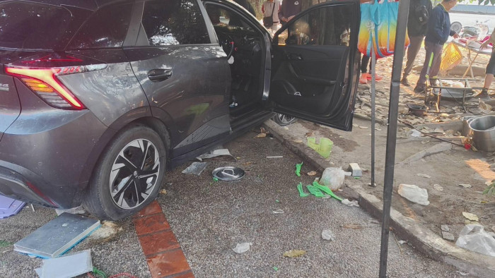 Two seriously hurt after Grab car mounts pavement in Chiang Mai