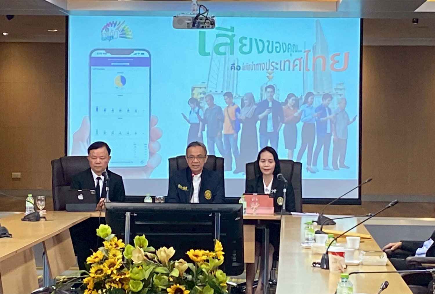 Nakhon Ratchasima Rajabhat University president Adisorn Naowanon (centre) announces the results of the second nationwide survey by Rajabhat Poll on Thursday. (Photo: Prasit Tangprasert)