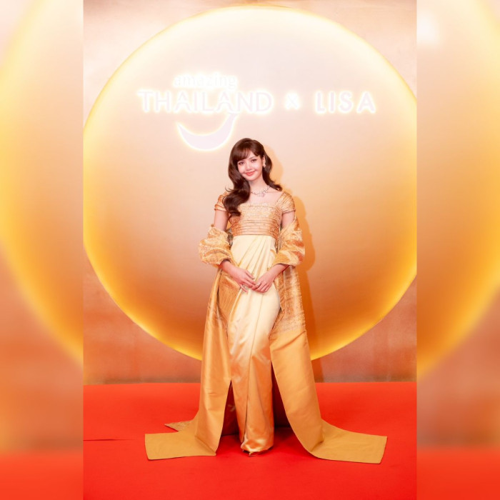 Lisa dazzles in Balmain gown inspired by late Queen