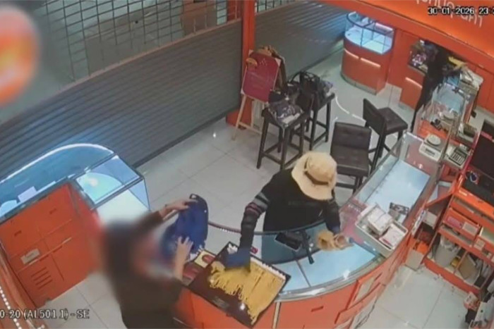 Armed robber flees Bangkok shop with gold worth B11 million