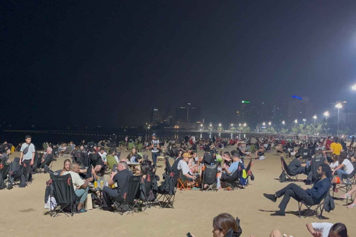 Tourists opt for the beach as bars close for early voting