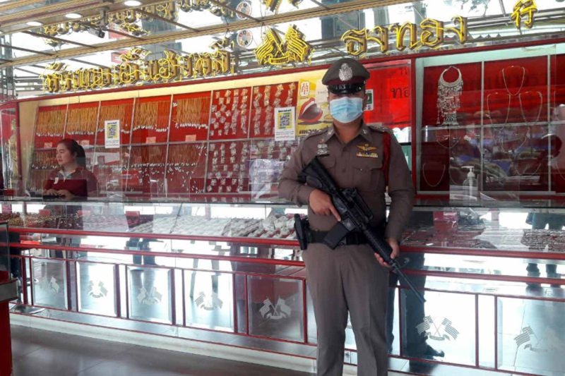 A heavily armed policeman stands guard at a gold shop in Muang district of Nakhon Ratchasima on Aug 19, 2020. The gold selling price at the time was 29,500 baht per baht-weight (15.2 grammes). Prices have since surged, especially since the start of 2025, with gold bars quoted at 73,300 baht per baht-weight on Feb 3. (File photo: Prasit Tangprasert)