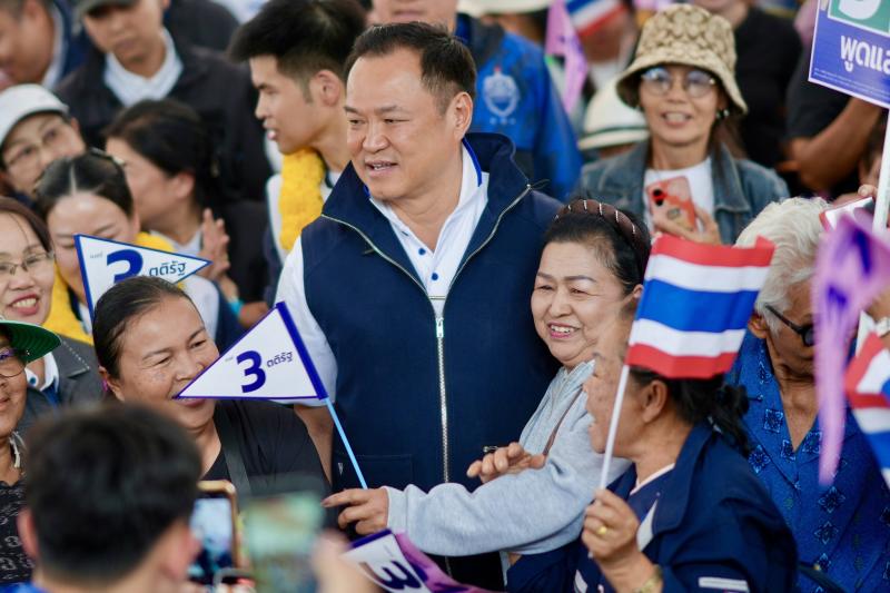 Bhumjaithai Party leader Anutin Charnvirakul receives a warm welcome from supporters in Nakhon Ratchasima province on Jan 22, 2026, ahead of a rally urging voters to back his party and its candidates in the Feb 8 election. (Photo: Bhumjaithai Party)