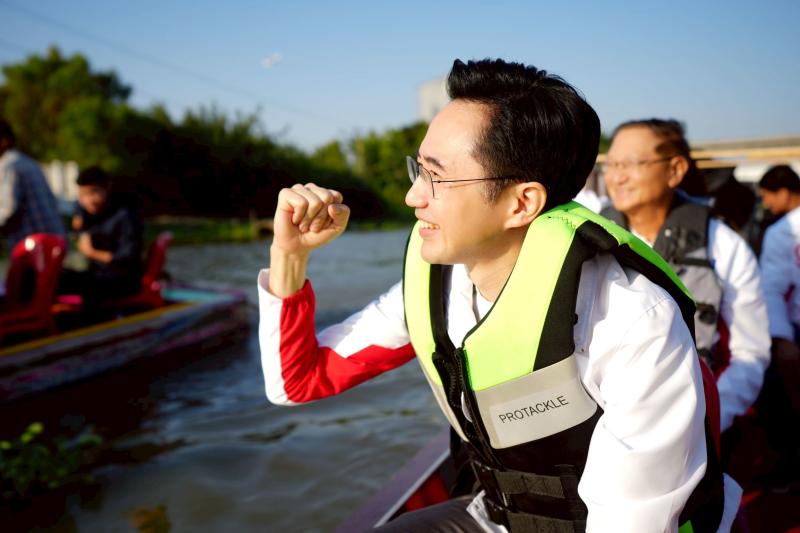 Yotchanan Wongsawat, Pheu ThaiParty&rsquo;s prime ministerial candidate, campaigns in Lat Krabang district, Bangkok, on Jan 11, 2026. (Photo: Pheu Thai Party)