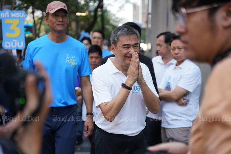 Democrat leader and prime ministerial candidate Abhisit Vejjajiva and other party members campaign in Bangkok's Silom area on Jan 27, 2026. (Photo: Wisuttipong Rodpai)