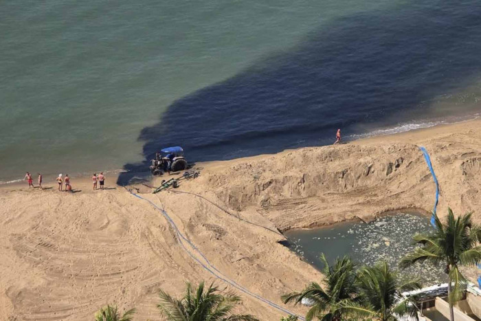 Contractor discharges black water into Jomtien sea