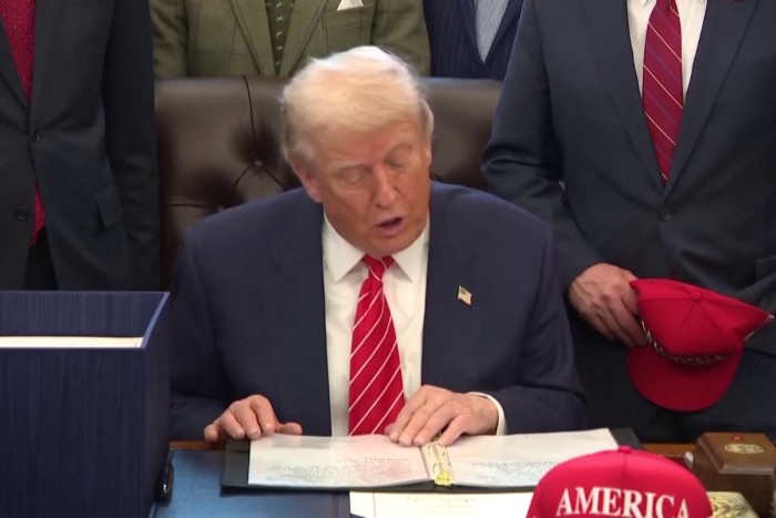 Trump signs spending bill that ends four-day government shutdown