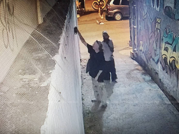 Two &lsquo;foreigners&rsquo; wanted for spray‑painting Chiang Mai temple wall