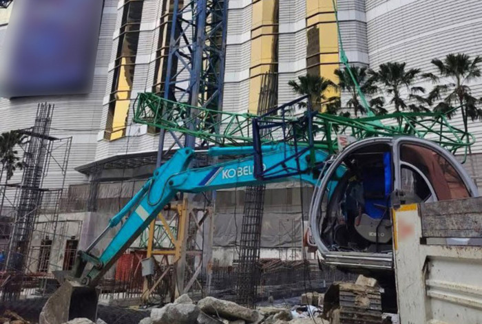 Crane collapse injures two workers in Bangkok