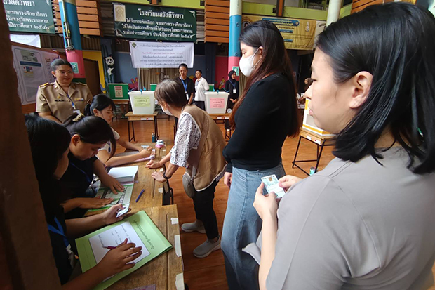 Voters await their turn at a Klong Tan polling unit in Klong Tan in Wattana district in Bangkok on Sunday morning. (Photo: Somchai Poomlard)