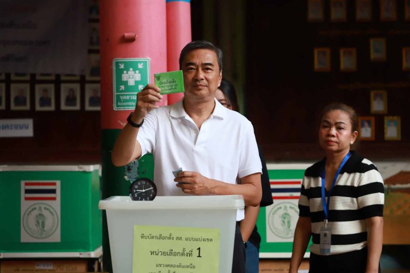 Democrat Party leader Abhisit Vejjajiva, centre, speaks to reporters at the party headquarters in Bangkok on Sunday night. (Photo: Somchai Poomlard)