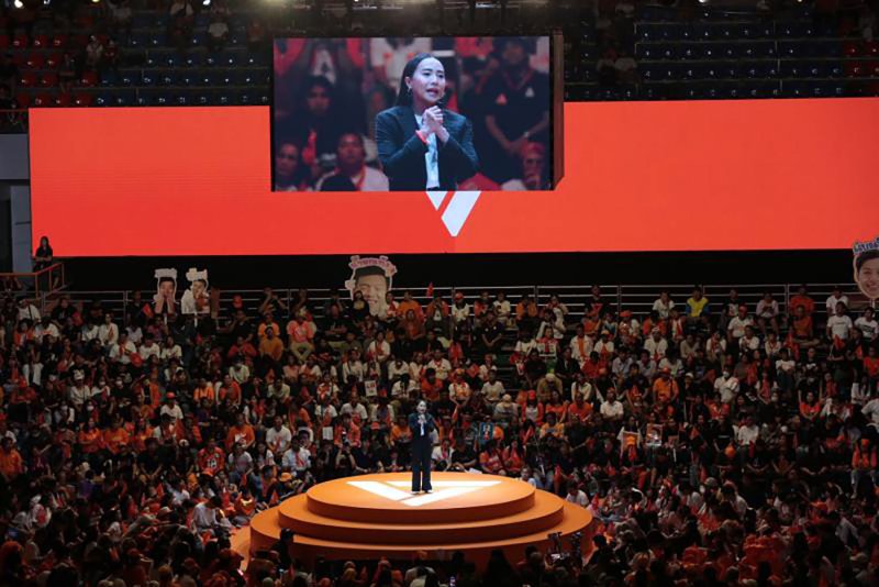 Rukchanok “Ice” Srinork, a party-list candidate for the People's Party, addresses a crowd of supporters at the Bangkok Youth Centre (Thai–Japan) in Bangkok's Din Daeng district on Friday. (Photo: Chanat Katanyu)