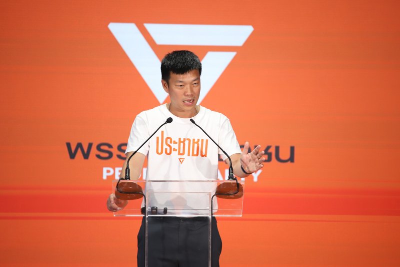 People’s Party leader Natthaphong Ruengpanyawut is among those accused of seriously violating ethical standards for trying to amend Section 112 of the Criminal Code, also known as lèse-majesté law. (Photo: Varuth Hirunyatheb)