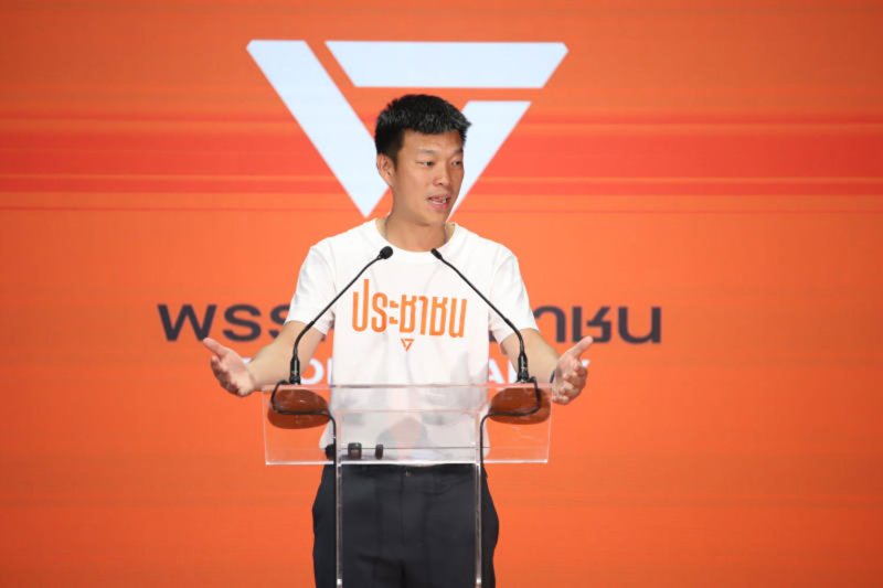 People’s Party leader Natthaphong Ruengpanyawut takes a moment to compose himself after telling an interviewer that he deeply regretted the setbacks the party suffered in the Feb 8 election. (Screen capture from TV)