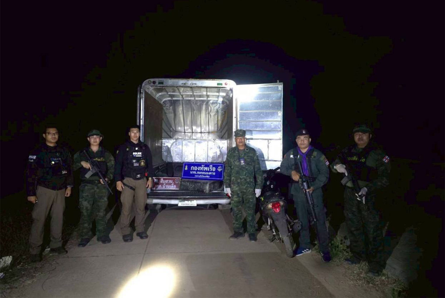 Bangkok Post - 2.3m speed pills seized on Mekong river bank, smugglers flee