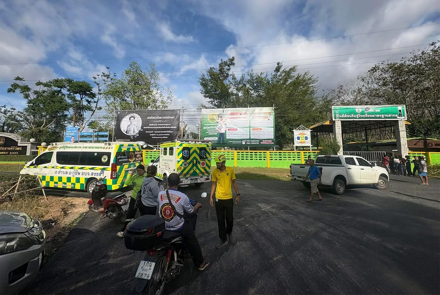 Rescue teams and vehicles are dispatched to Phatong Prathan Keeriwat School in Hat Yai district of Songkhla province where a gunman opened fire on Wednesday afternoon. (Photo: Mae Tabtim Yala-Tuaipuai Tengniang rescue team)