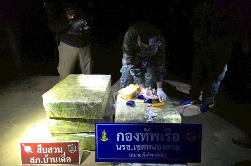 Bangkok Post - 2.3m speed pills seized on Mekong river bank, smugglers flee