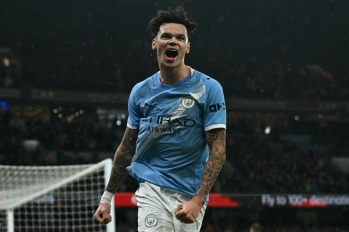 Man City close in on Arsenal with win over Fulham