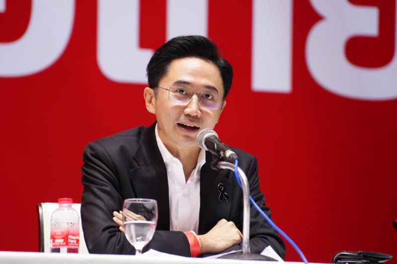 Yodchanan Wongsawat, the main Pheu Thai prime ministerial candidate, addresses the first meeting of newly elected party MPs and members on Friday after the Feb 8 general election. (Photo: Pheu Thai Party)