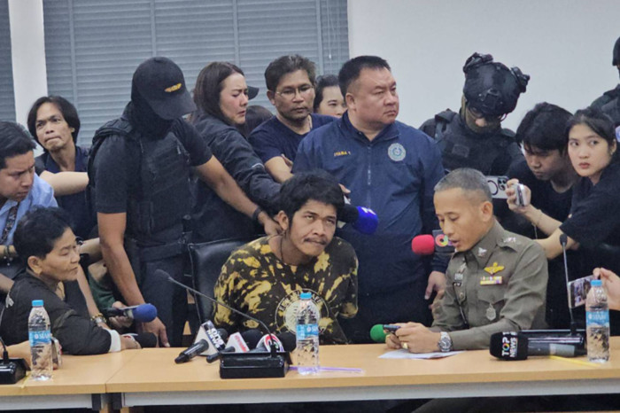 Gunman who caused Pathum Thani panic surrenders