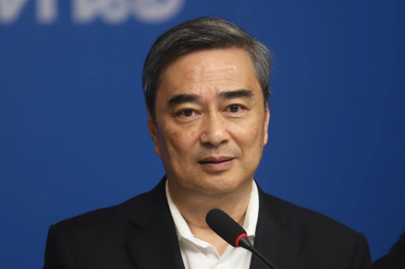 Abhisit Vejjajiva, the president of the Democratic Party, claims that his party's guiding principle is that the government may be unaffected. ( Photo: Nutthawat Wichieanbut )