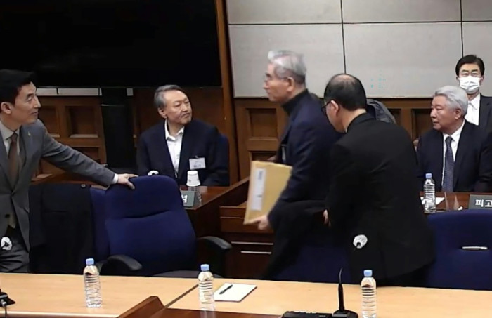 Ex-South Korea leader apologises for martial law crisis