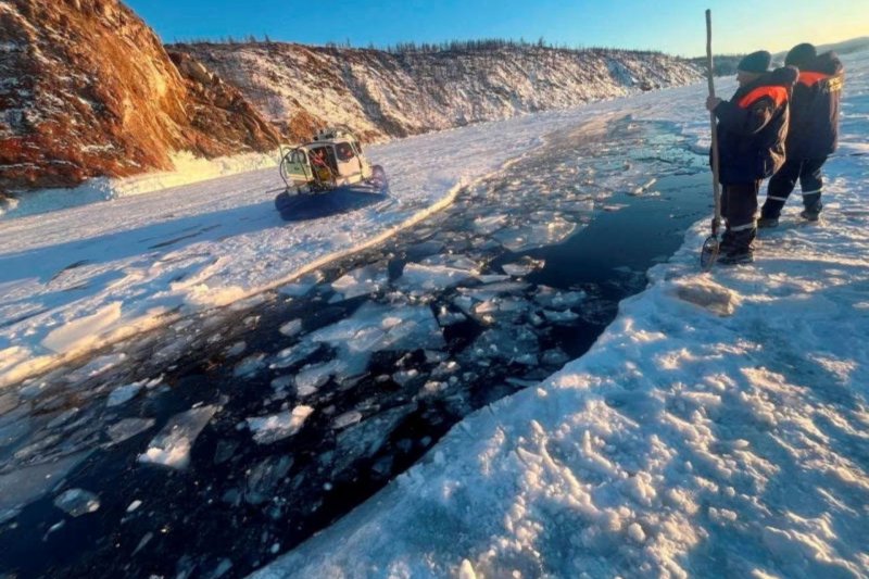 Lực lượng cứu hộ tại hiện trường vụ tai nạn xe buýt chở khách du lịch Trung Quốc lao xuống vùng nước đóng băng của hồ Baikal ở vùng Irkutsk, Nga vào ngày 20 tháng 2. (Ảnh: Reuters)