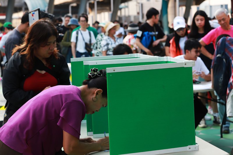 Ballot case gains steam