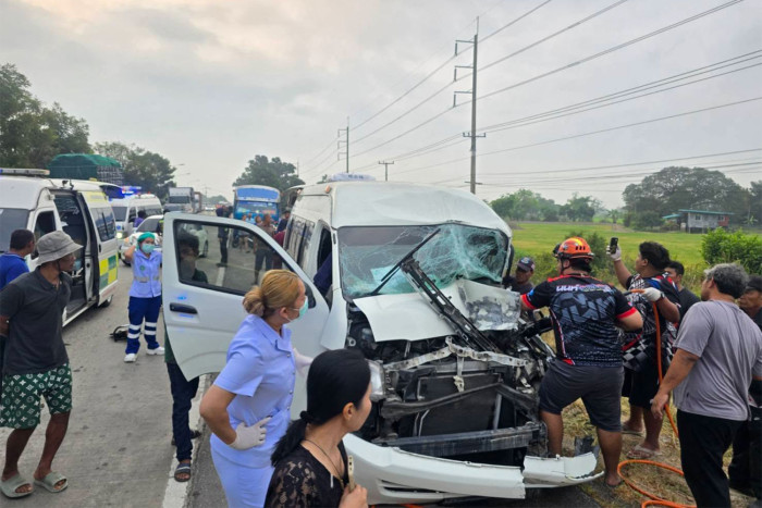 25 students injured as two school vehicles collide in Suphan Buri