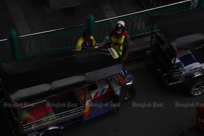 Duo on motorbike snatch bag from tuk-tuk tourists