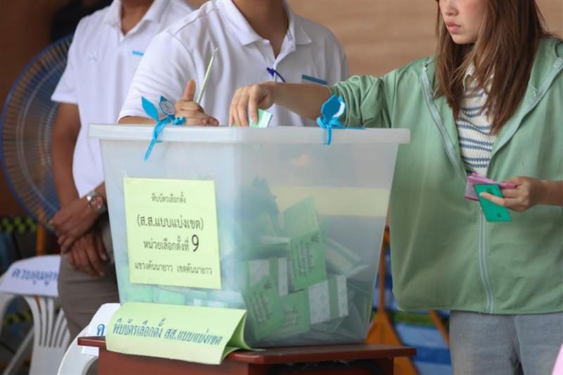A voter casts her ballot at polling unit 9 in Constituency 15 in Kannayao district of Bangkok during a revote held on Feb 22. (Photo: Varuth Hirunyatheb)