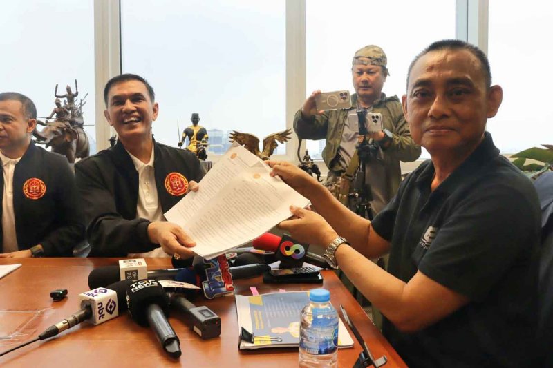 Lawyer Ananchai Chaiyadet, left, and Pol Maj Gen Jruykiat Pankaeo, right. (Photo: Police photo)