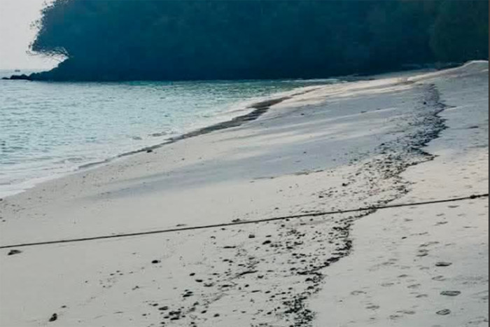 Oil spill reaches small island off Phuket